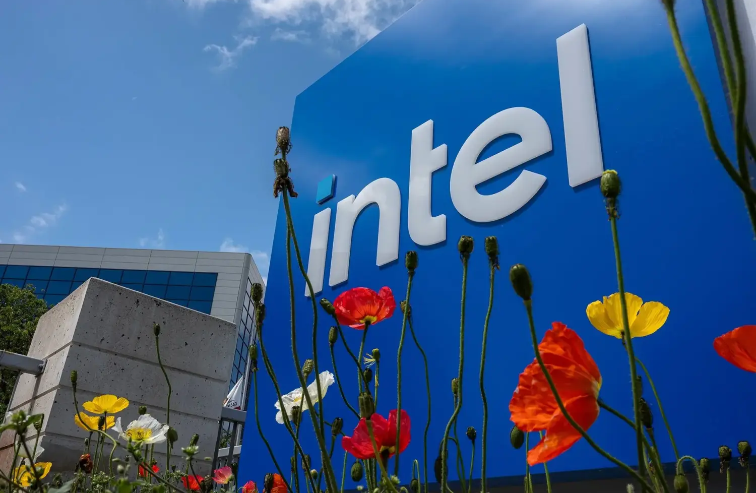 Intel giới thiệu kiến trúc XBM, hướng tới thay thế HBM không cần interposer