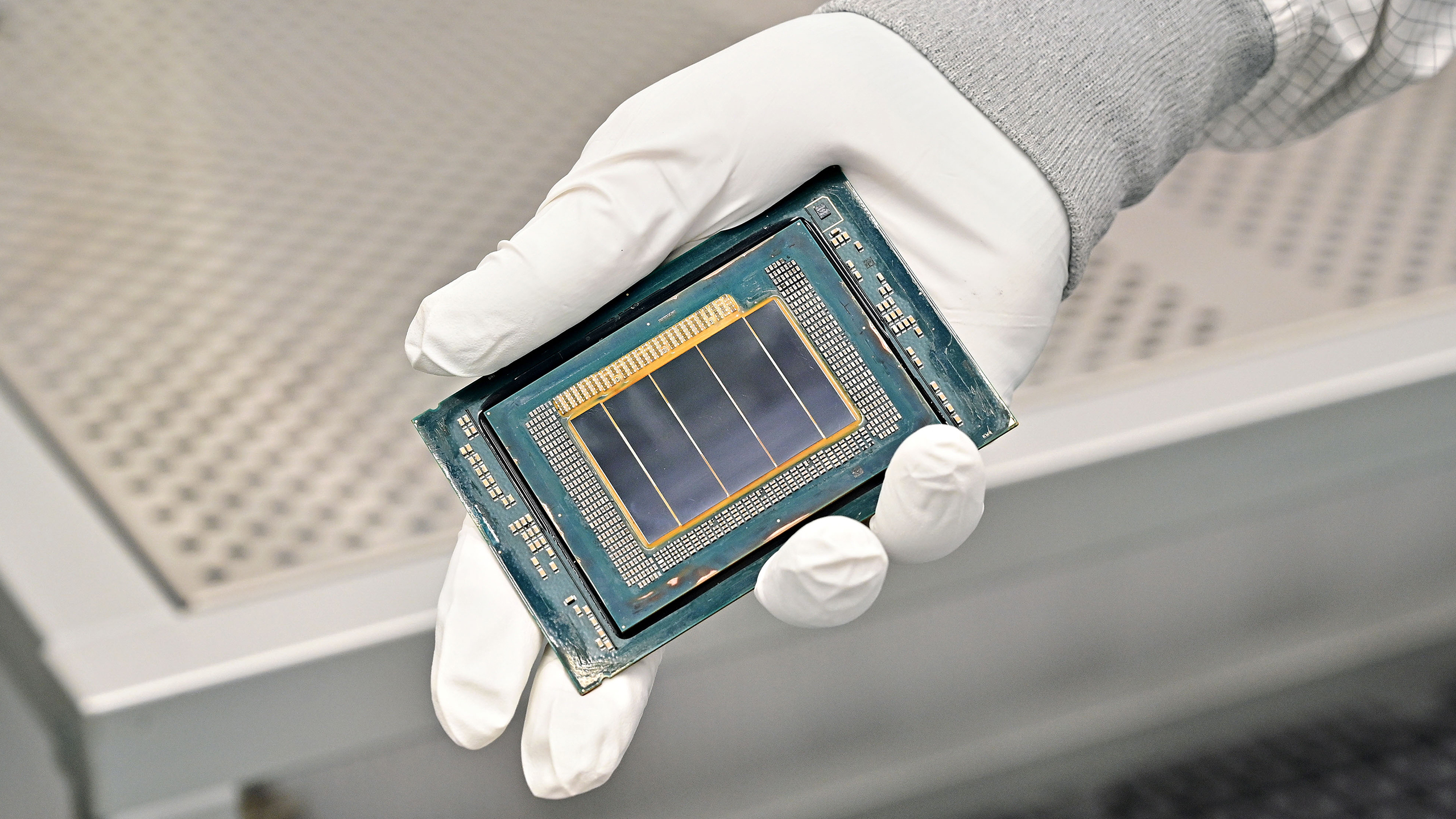 Cổ phiếu chip Mỹ lập đỉnh lịch sử khi Intel tăng tốc làn sóng AI