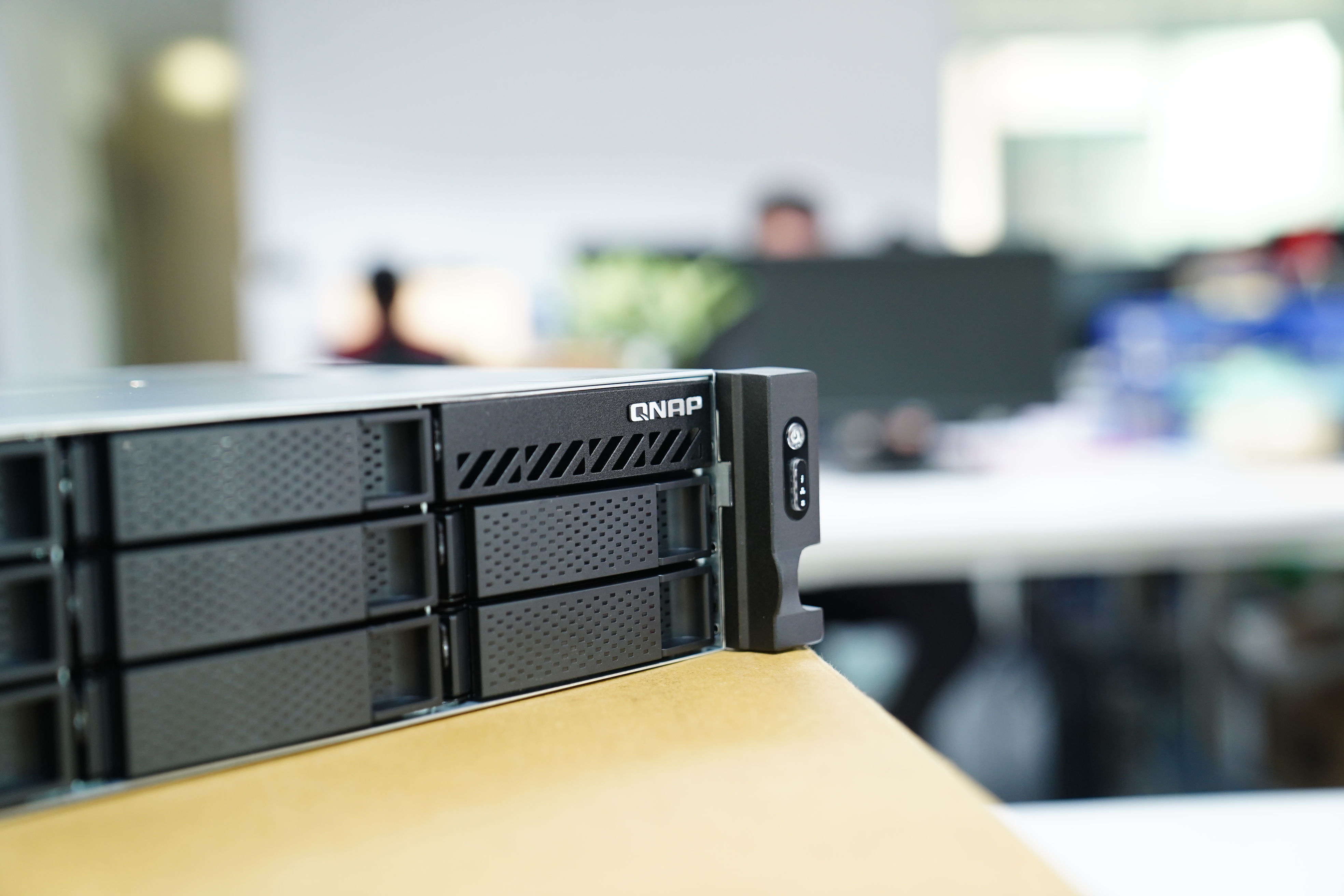 QNAP TS-864eU-RP – NAS rackmount 2.5GbE độ sâu ngắn, linh hoạt cho doanh nghiệp hiện đại