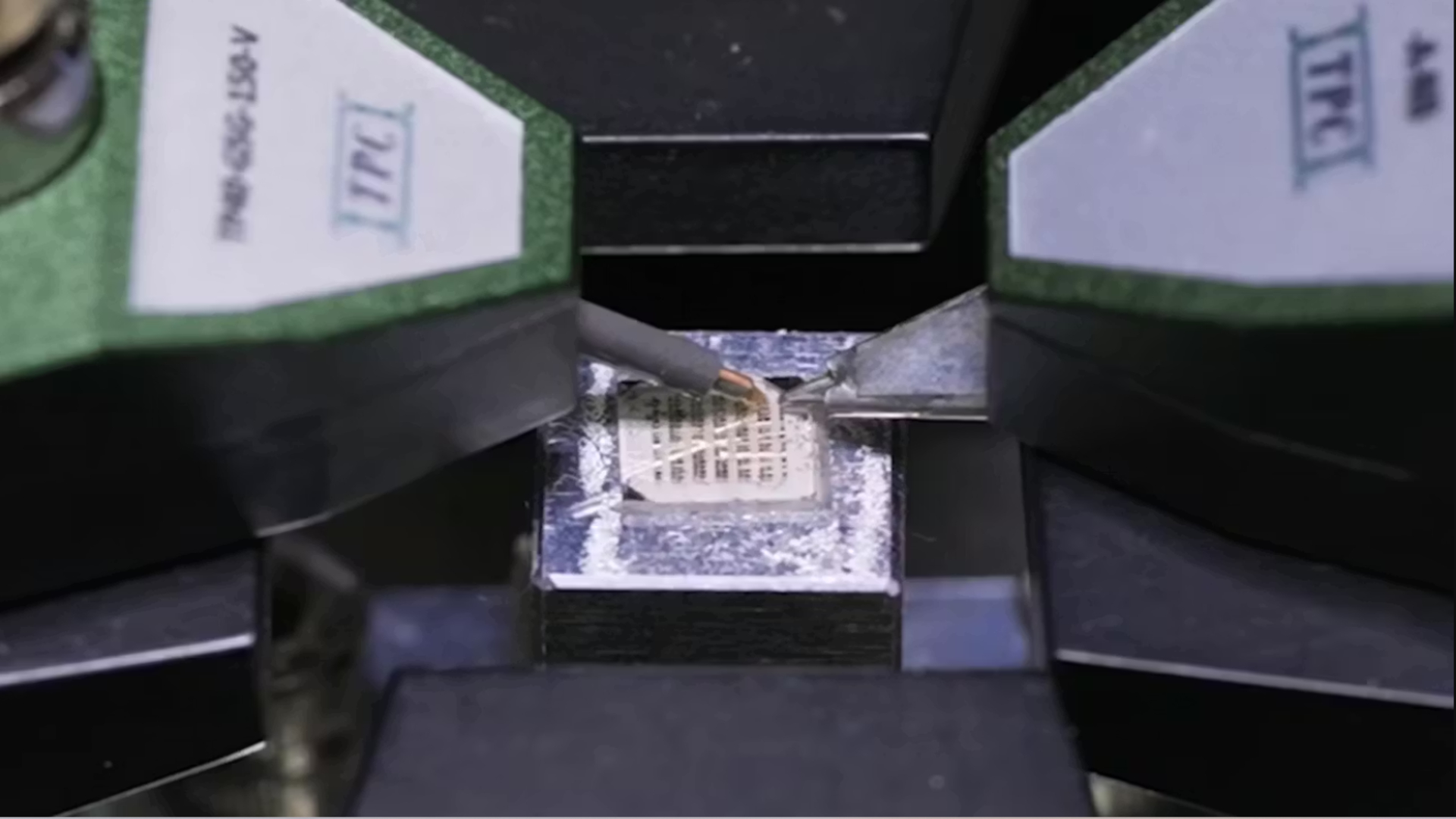 Ống nano bán dẫn nhỏ nhất thế giới được chế tạo với đường kính chỉ 1 nanomet